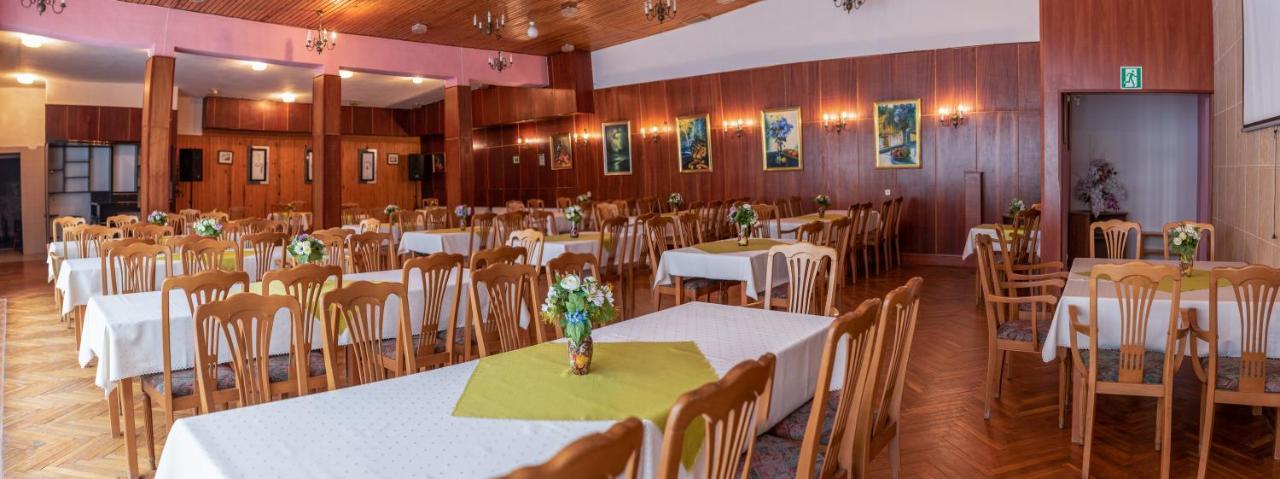 Albatros Przy Plazy Hotel Рови Екстериор снимка